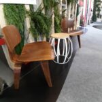 cadeira eames wood e mesa de canto barril1