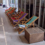 espreguicadeiras preguicosas e mesa de canto rattan