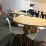 mesa ripada e cadeira charles