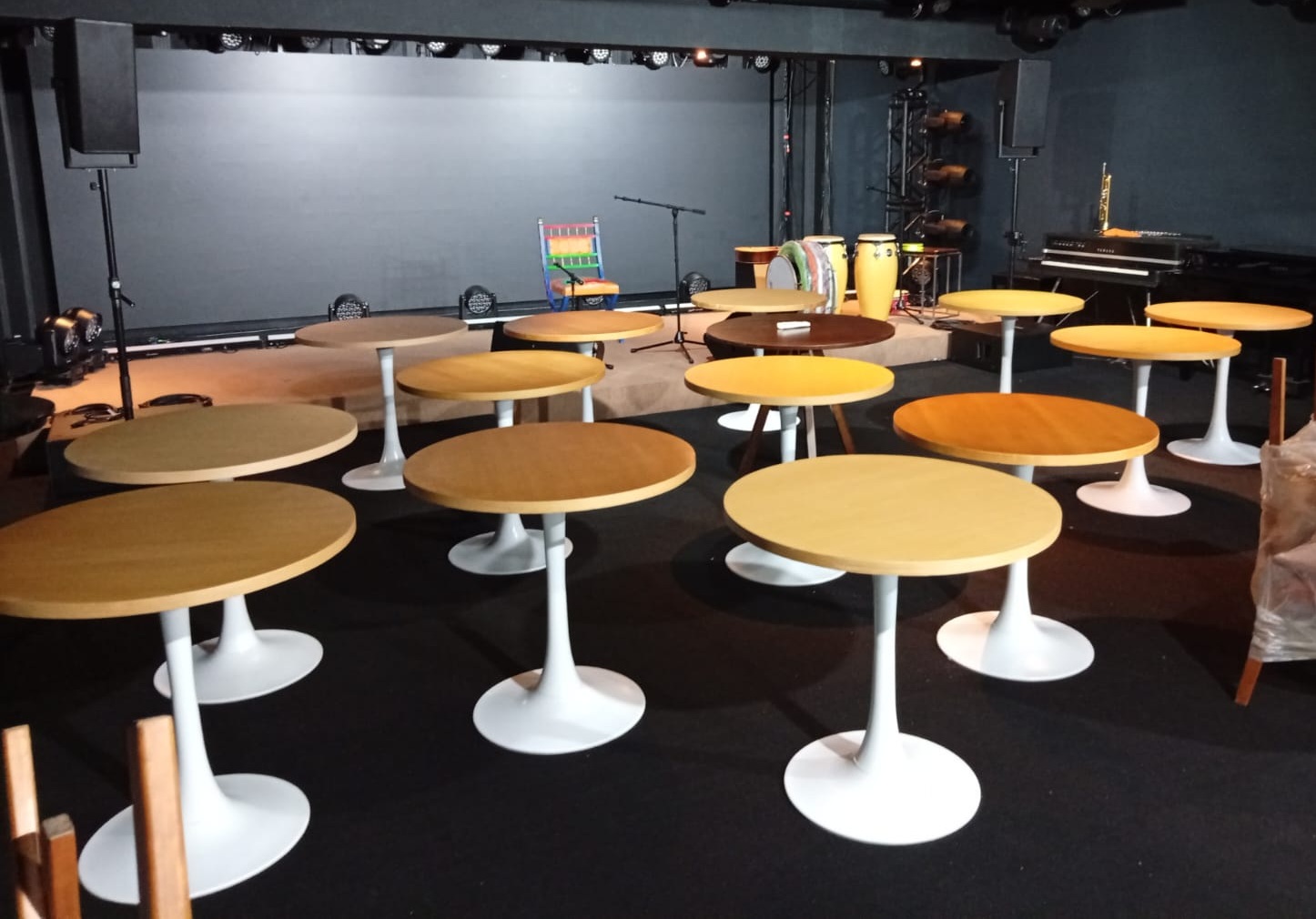 Mesa Padrao Saarinen base branca e tampo em madeira