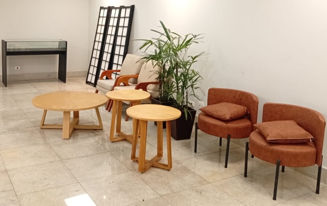 Vitrine Patricia mesa de centro e Canto Raiz Poltrona Albe e finlandia