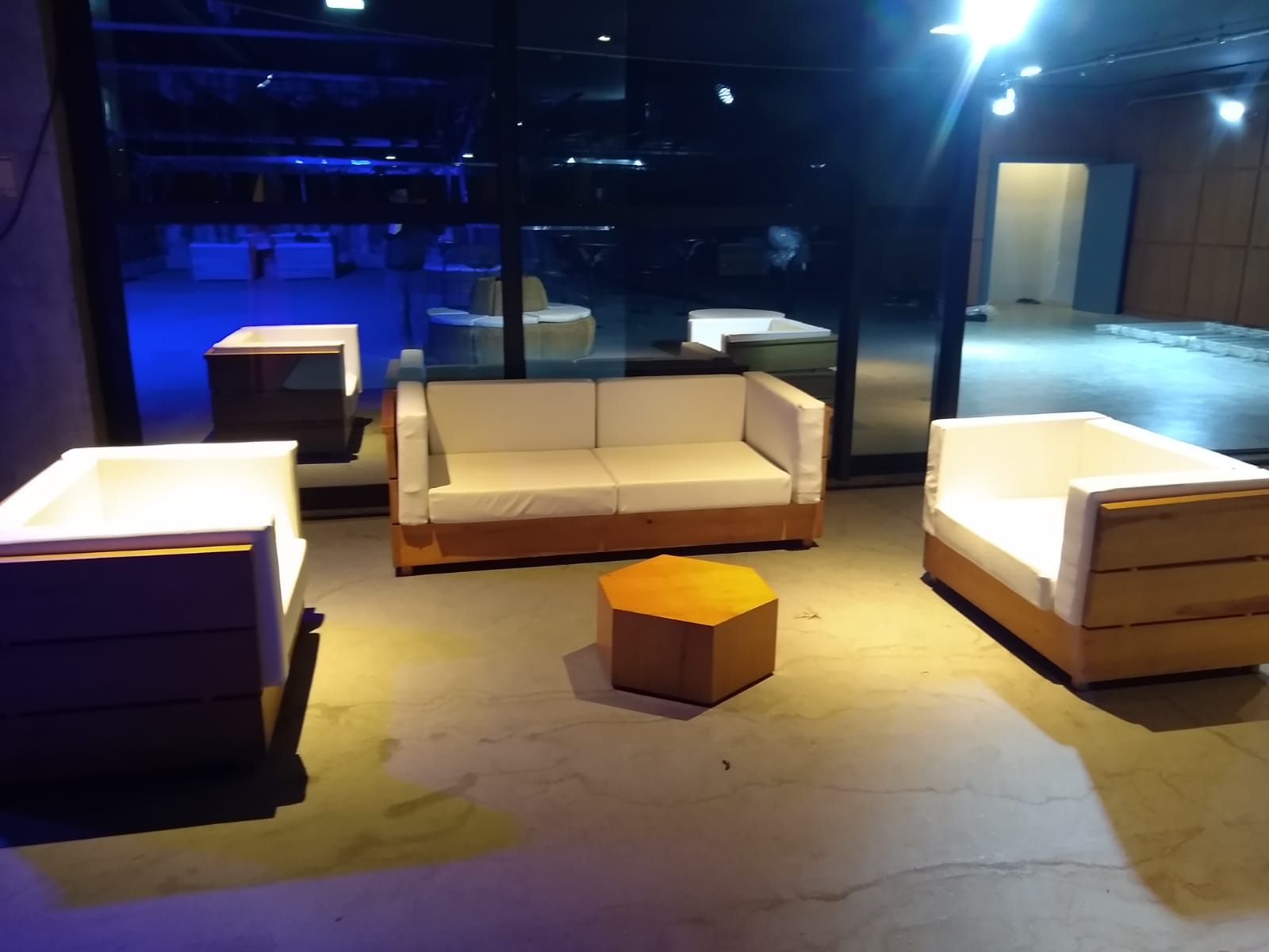 Sofa Isabela Branco evento (1)
